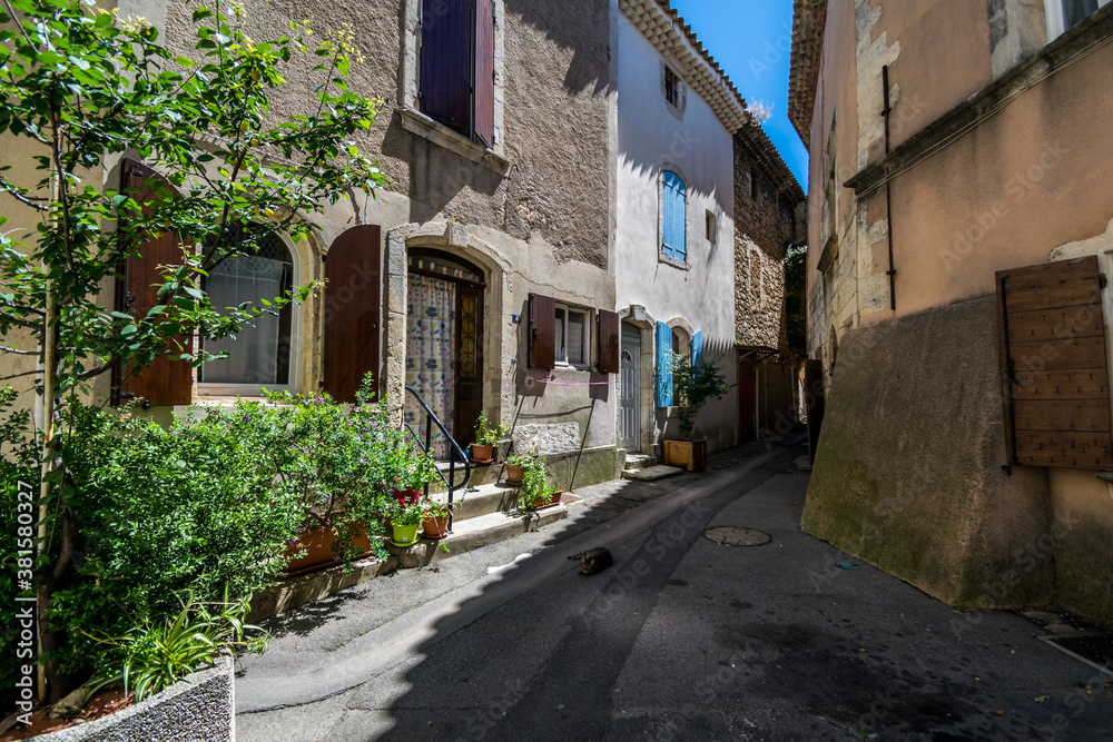 Fototapeta premium Saint-Mitre-les-Remparts, village médiéval des Bouches-du-Rhône en région Occitanie. 