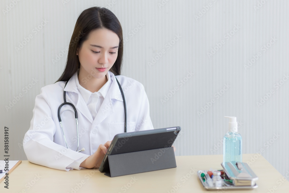 Asian female doctors use tablets to consult information. Asian female doctors use tablets to consult information.