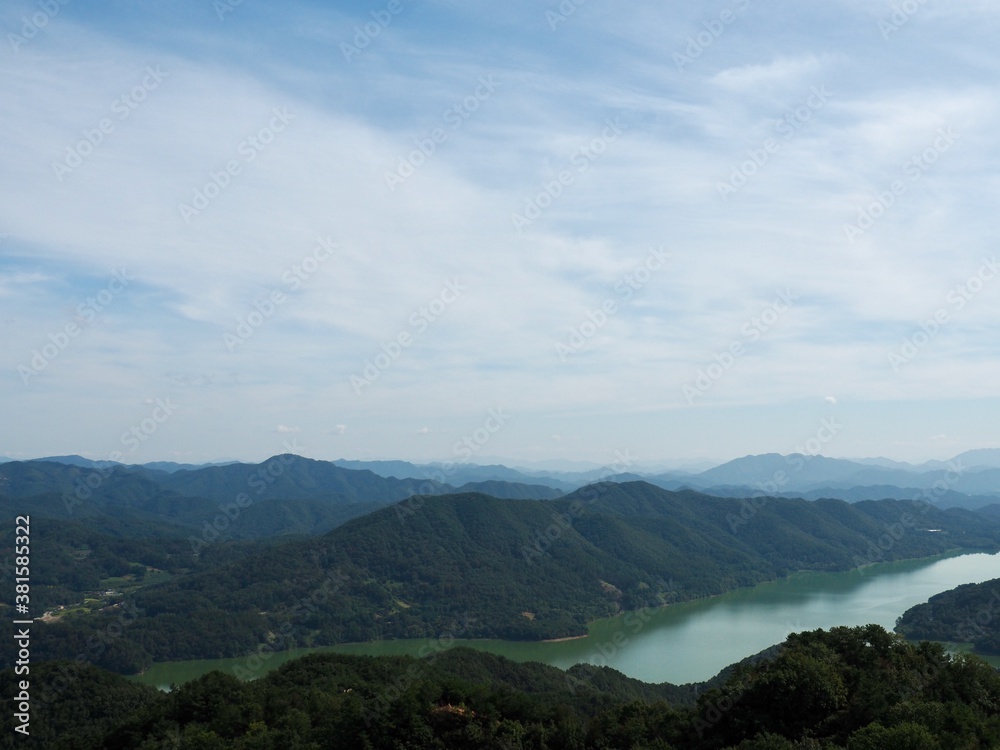 한국 충청북도 대청호수와 산