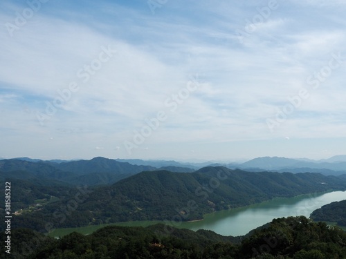 한국 충청북도 대청호수와 산