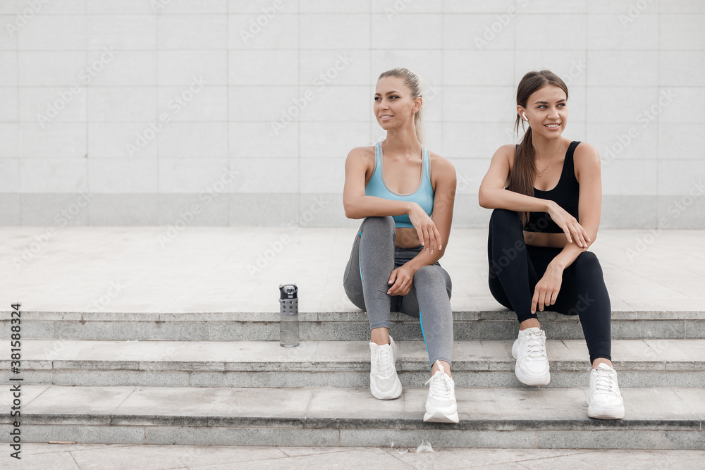 Obraz premium Two friends in sports wear ready for fit and fitness
