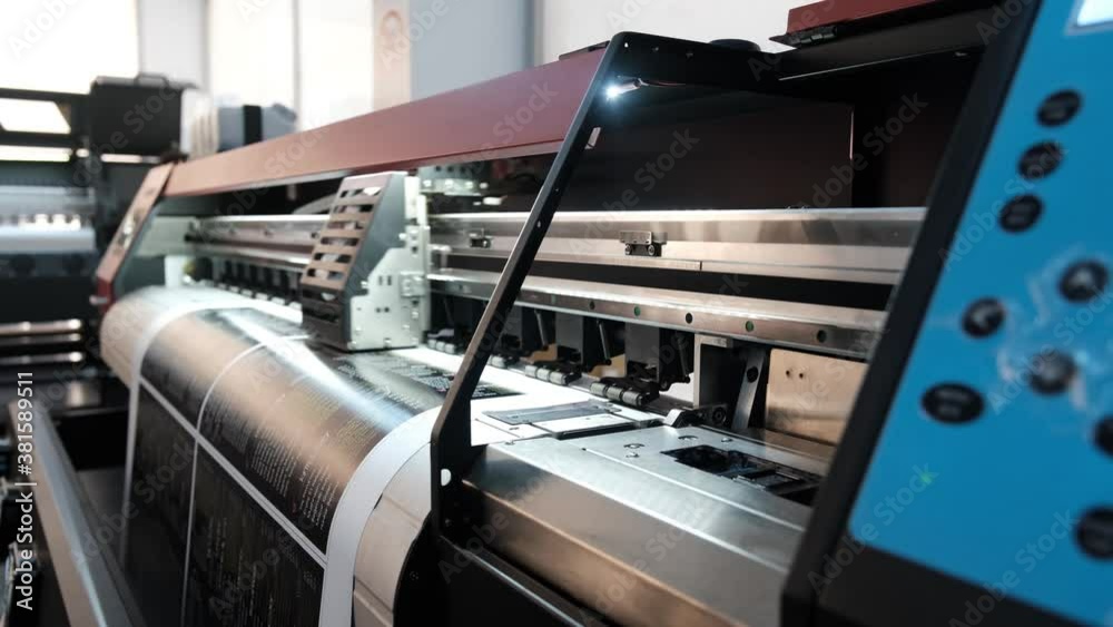 Large format digital printing machine and moving print head