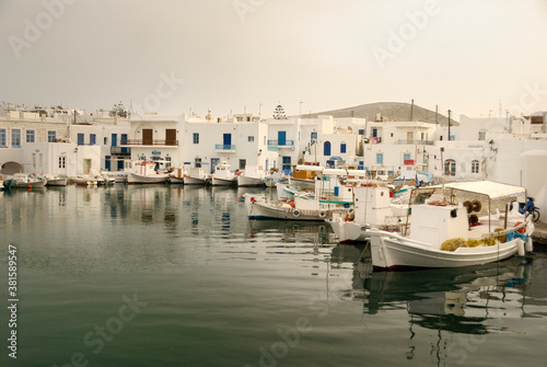 Łodzie rybackie zacumowane w porcie greckiej wyspy Paros o poranku 