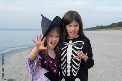 Obraz na płótnie children in costumes celebrate halloween at sea w salonie