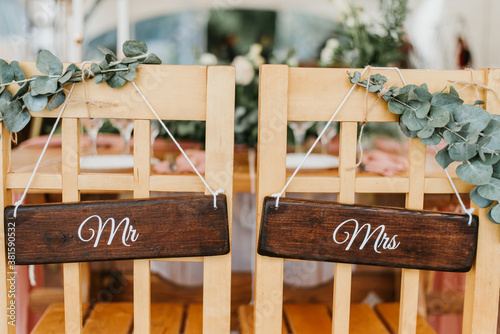 Fotografia Chairs for bride and groom decorated with flowers with signs mr and mrs for wedd