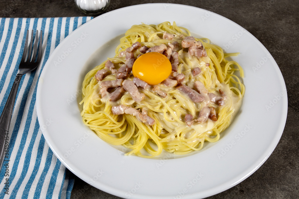 assiette de spaghetti à la carbonara assiette de spaghetti à la carbonara
