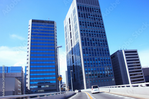 高速道路と高層ビル