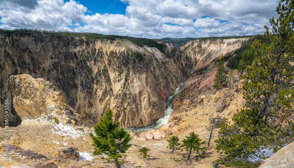 Obraz premium grand canyon of the yellowston from the north rim, wyoming, usa
