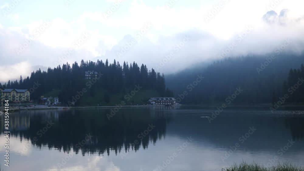 nebliger Morgen am See Misurina, Dolomiten nebliger Morgen am See Misurina, Dolomiten