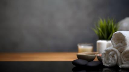 Foto auf Acrylglas Massagesalon Spa-Tisch mit Massagestein und Handtüchern, Schönheitsbehandlung  © bongkarn