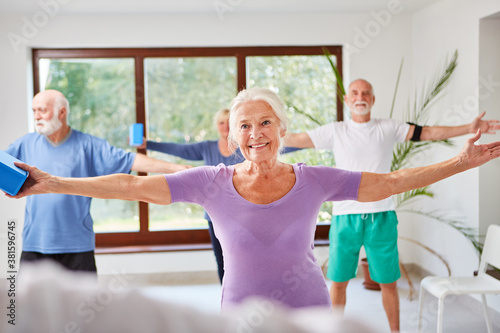 Senioren Gruppe macht Aerobic im Sportstudio