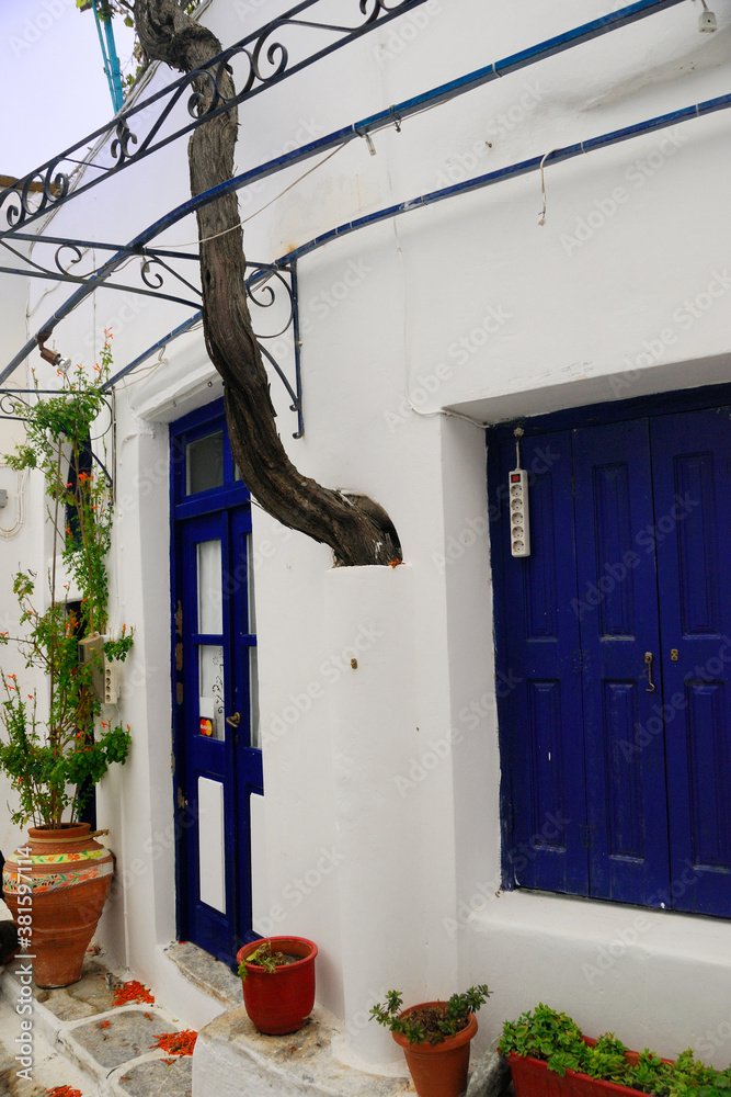 Wąska uliczka na greckiej wyspie Amorgos
