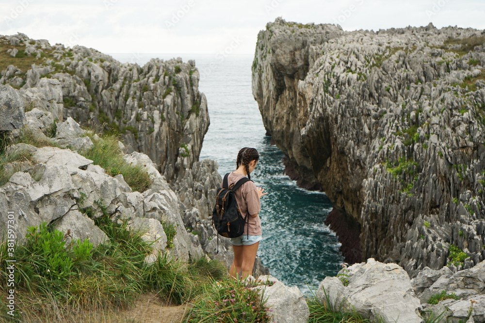 Chica viajera junto a un acantilado en Asturias