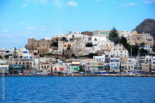 Fototapeta Naklejka Na Ścianę i Meble -  Greacka wyspa Naxos widziana od strony morza w pogodny dzień