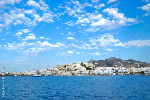 Fototapeta Naklejka Na Ścianę i Meble -  Greacka wyspa Naxos widziana od strony morza w pogodny dzień