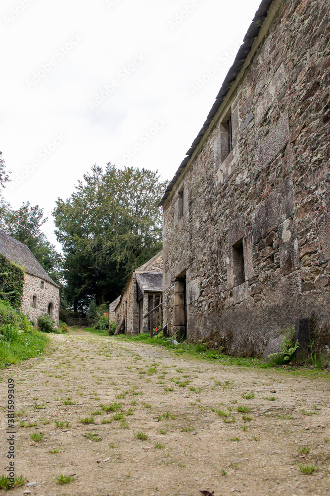 Commana. Construction très ancienne dans la campagne. Finistère. Bretagne