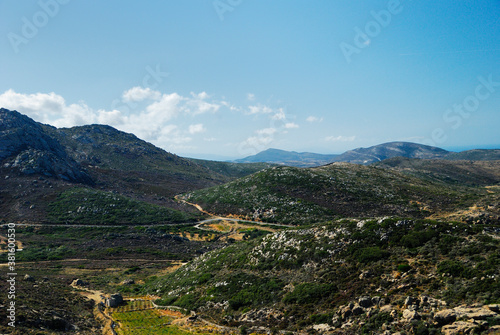 Pagórkowaty krajobraz greckiej wyspy Naxos