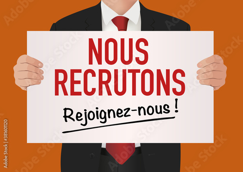 Un manager responsable des ressources humaines, présente un panneau blanc pour informer que son entreprise recrute.