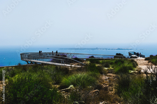Vista del paisaje de la costa con el mirador enfrente.