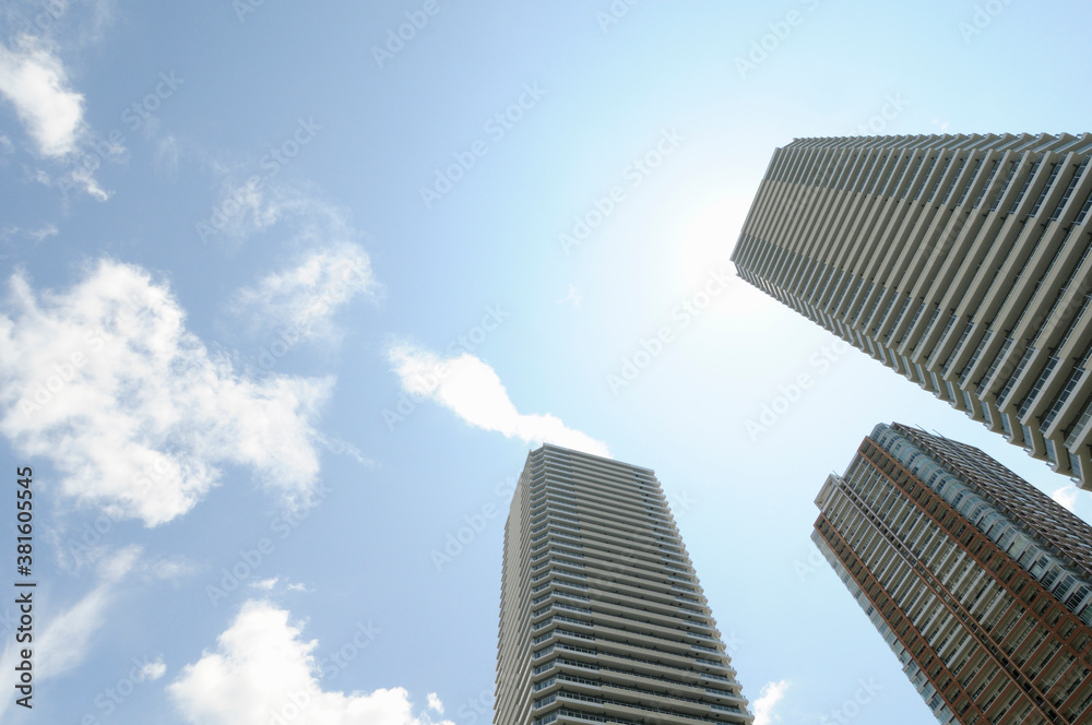 空とオフィスビル