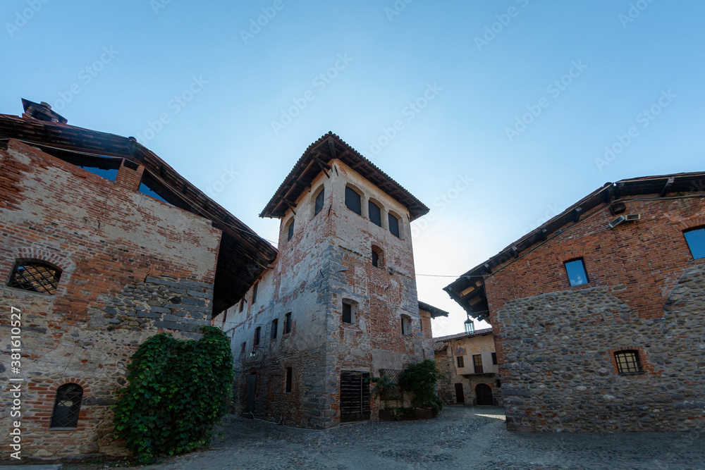 Ricetto borgo medievale circondato da mura e torri a Candelo, Biella, Italia