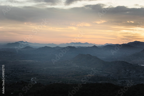 Paisaje de montañas en la distancia mientras atardece con bruma. © Izan