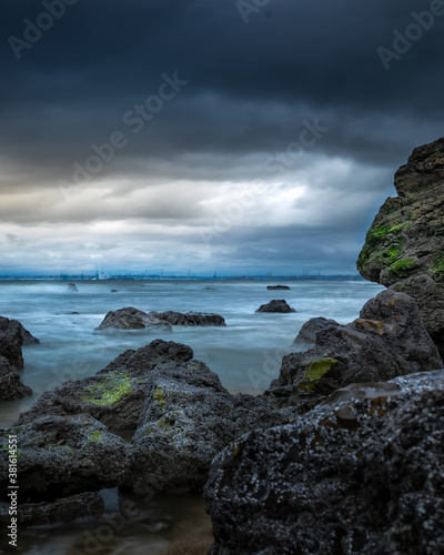 pose longue sur la plage entre Trouville et Villerville, vue sur le Havre