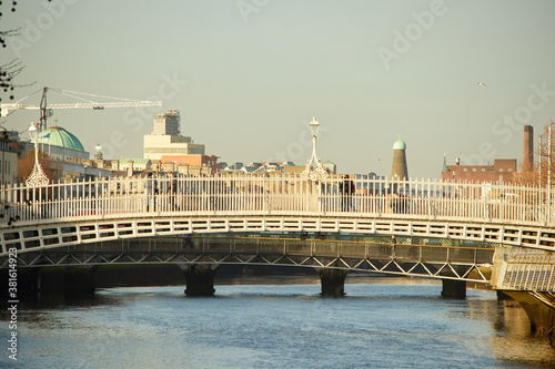 Obraz na płótnie The Ha'penny bridge in Dublin City, Ireland w salonie