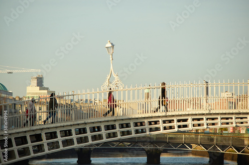 Obraz na płótnie The Ha'penny bridge in Dublin City, Ireland w salonie