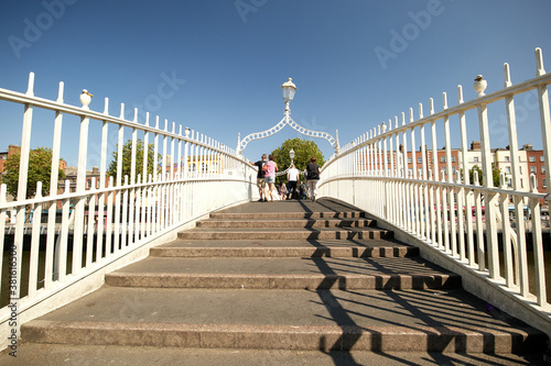 Obraz na płótnie The Ha'penny bridge in Dublin City, Ireland w salonie