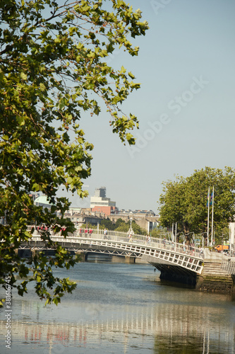 Obraz na płótnie The Ha'penny bridge in Dublin City, Ireland w salonie