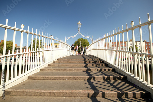 Obraz na płótnie The Ha'penny bridge in Dublin City, Ireland w salonie