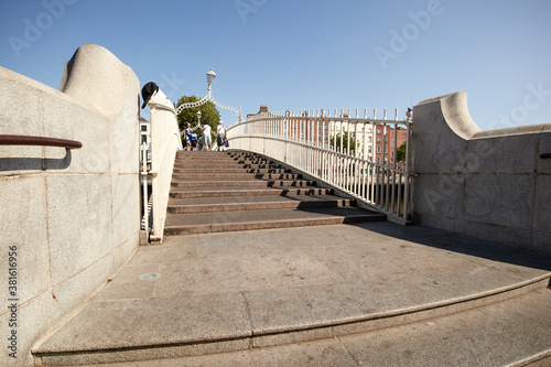 Obraz na płótnie The Ha'penny bridge in Dublin City, Ireland w salonie