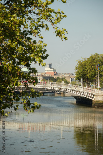 Obraz na płótnie The Ha'penny bridge in Dublin City, Ireland w salonie