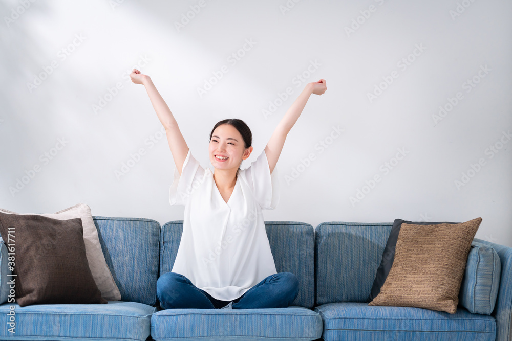 女性 ソファ 女性 ソファ