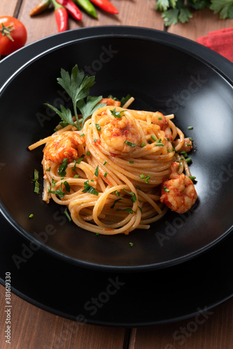 Spaghettoni al sugo di gamberie prezzemolo  Cucina Italiana