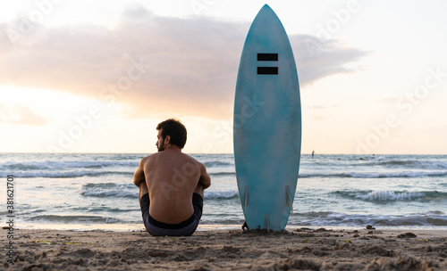 Canvas Print Young caucasian man get up early to  doing surf at sunrise