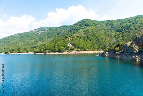 Lac de Tolla ist ein Stausee auf der Mittelmeerinsel Korsika. Prunelli-Tal mit der Schlucht und dem Stausee 