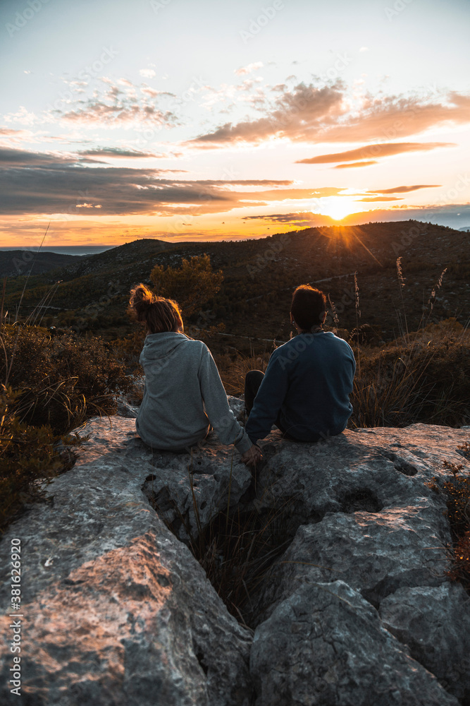 Fototapeta premium pareja disfrutando del atardecer