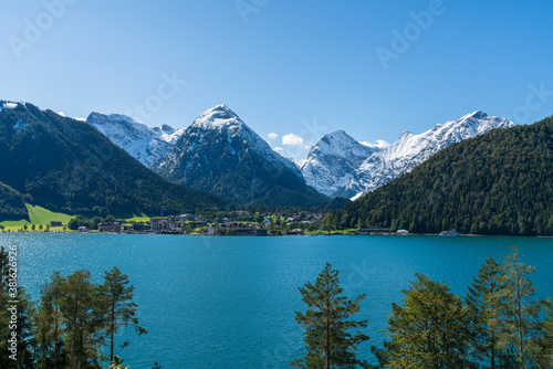 Fototapeta Naklejka Na Ścianę i Meble -  Achensee mit Pertisau in Tirol und Karwendelgebirge