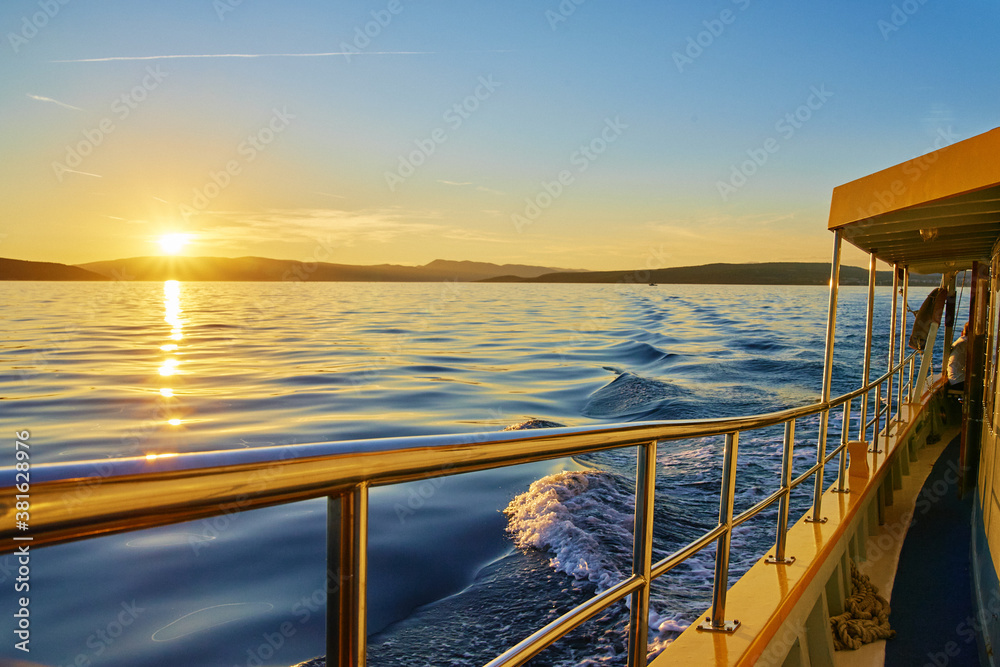Sonnenuntergang vom Schiff aus betrachtet