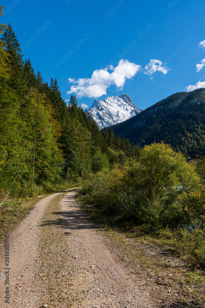 Großer Ahornboden im Karwendelgebirge Tirol Österreich mit ersten Schnee im September
