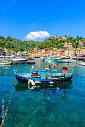 Canvas Print Portofino, Italy - Harbor town with colorful houses and yacht in little bay