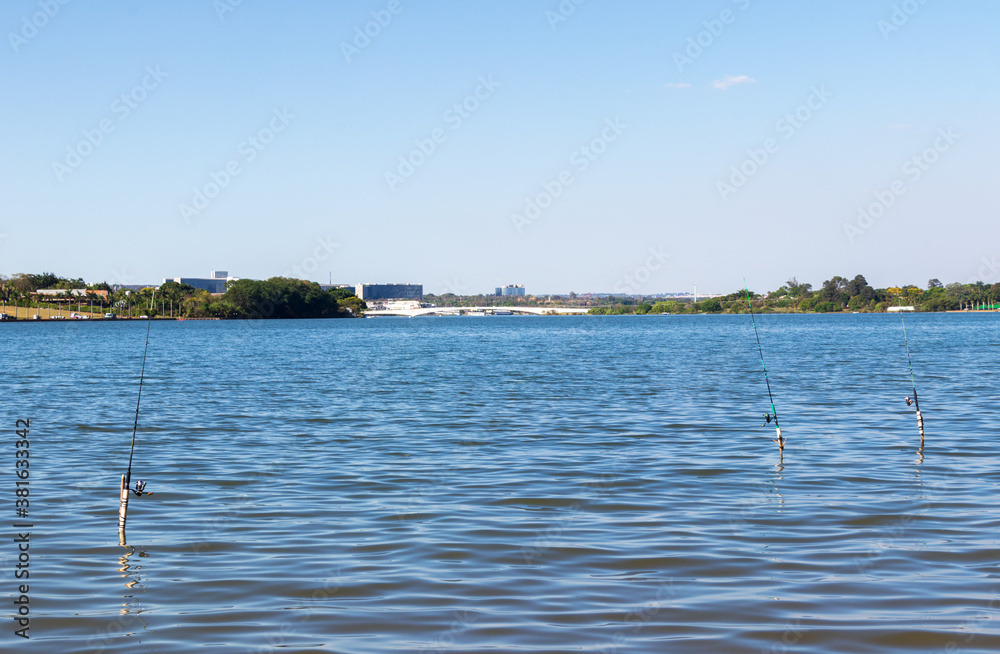 Varas de pescar no lago em Brasília, capital do Brasil.