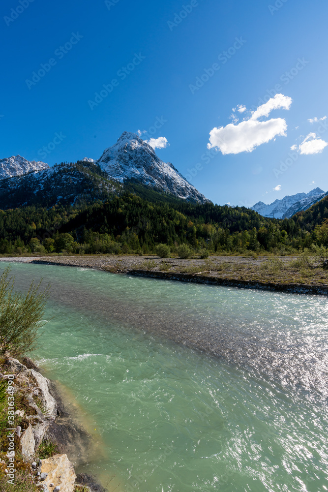 Großer Ahornboden mit Rißbach im Karwendelgebirge Tirol Österreich mit ersten Schnee im September Großer Ahornboden mit Rißbach im Karwendelgebirge Tirol Österreich mit ersten Schnee im September