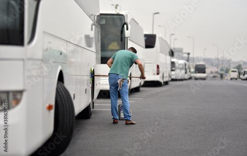 Tableau sur toile driver is washing of body bus