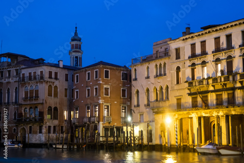 Night city lights of beautiful Venice, Italy, during the rain © Veronika Kovalenko