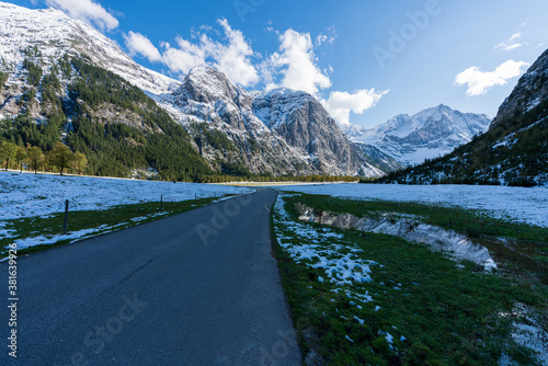 Gro  er Ahornboden im Karwendelgebirge Tirol   sterreich mit ersten Schnee im September