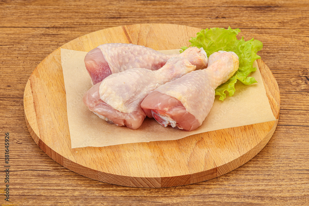 Raw chicken drumsticks for cooking