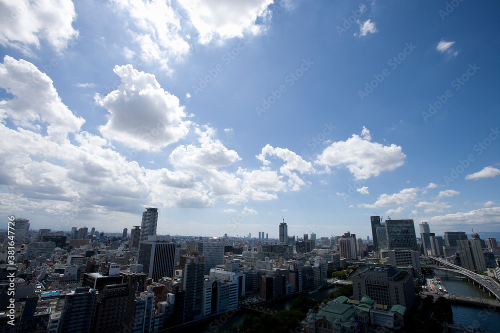 白い雲と大阪市内